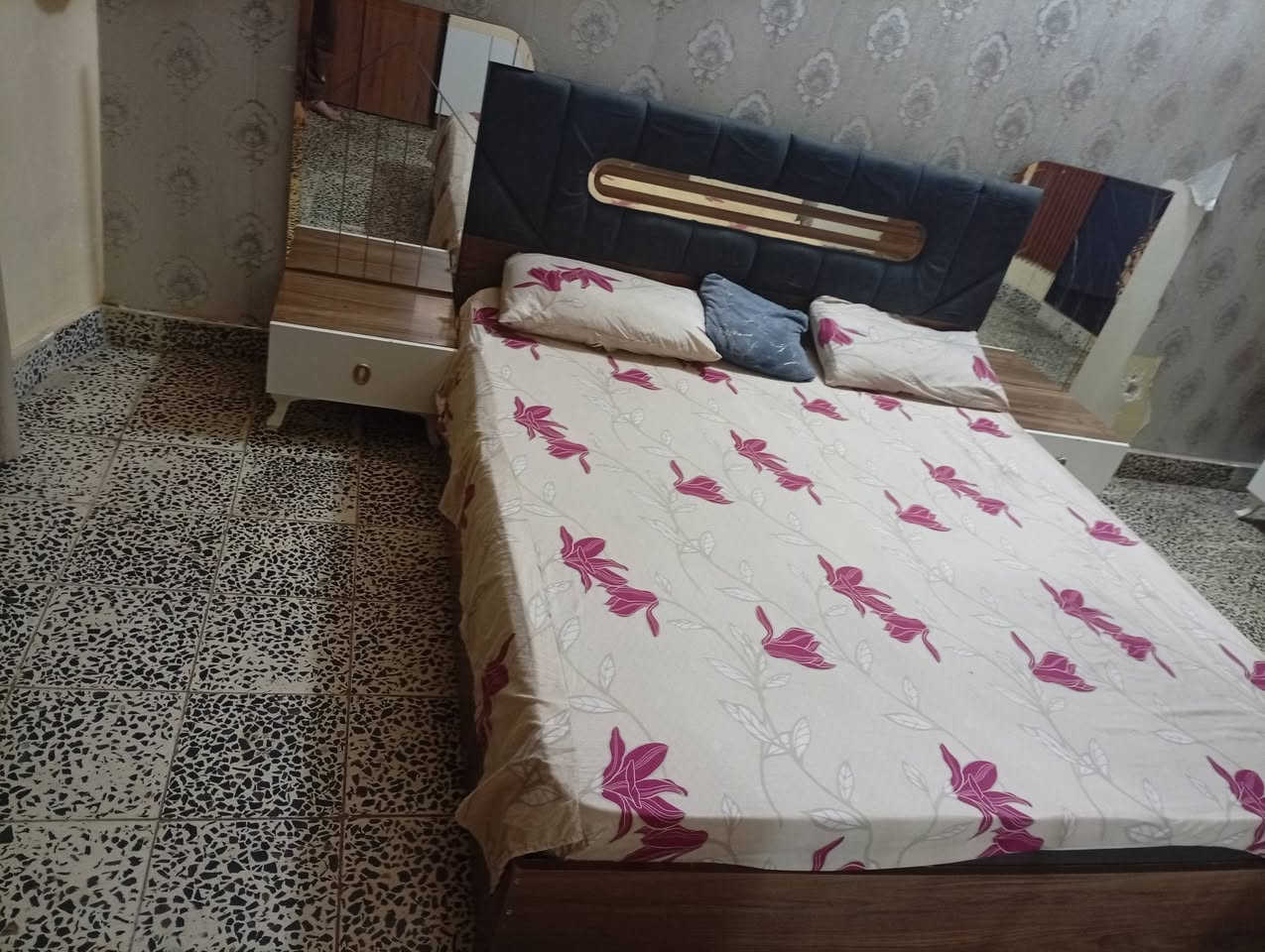 سلام عليكم غرفة نوم تركية مستعملة 7 قطع اضافة الى شازلون موجود
السعر 300 مكاني بغداد حي الجهاد 
***********
