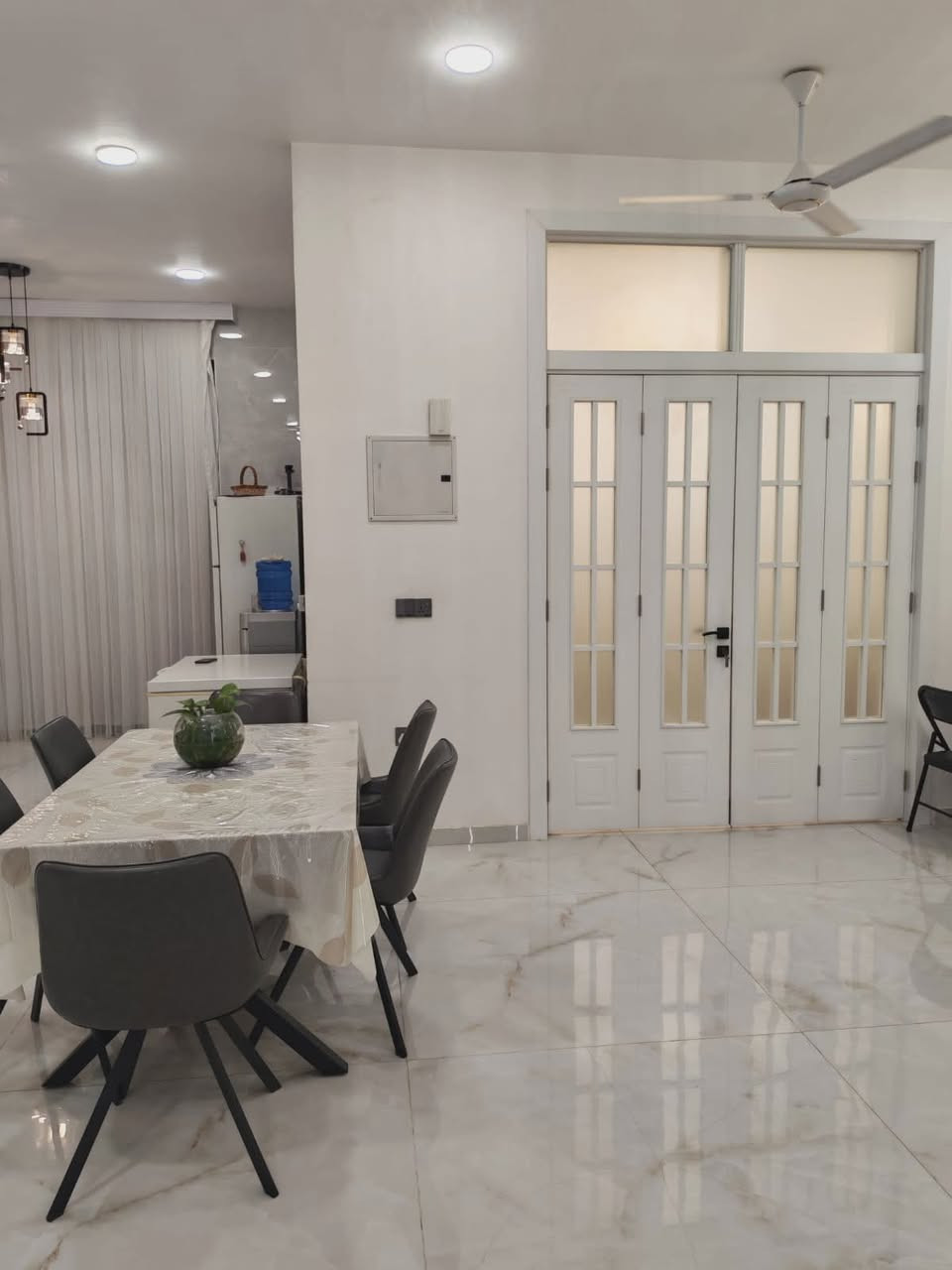 🏡✨ دار حــديــث لــلــبــيــع ✨🏡
━━━━━━━━━━━━━━━━━━━━

📍 الــمــوقــع: بابل – وزير
تقسيم حسين مارينا
خلف محطة وقود حمورابي

━━━━━━━━━━━━━━━━━━━━

📐 الــمــســاحــة: 206 متر

📜 طــابــو زراعــي – ســنــد 25

🏢 الــبــنــاء: طابقين
✨ بناء حديث عام 2026 بإشراف كادر هندسي متخصص

━━━━━━━━━━━━━━━━━━━━

🏠 تــفــاصــيــل الــدار:

🔹 الطــابــق الأول:
• غــرف نــوم عــدد (2)
• اســتــقــبــال
• هــول
• مــطــبــخ
• مــجــمــوعــة صــحــيــة مــعــزولــة
• حــديــقــة داخــلــيــة
━━━━━━━━━━━━━━━━━━━━

🔹 الطــابــق الــثــانــي:
• غــرف نــوم عــدد (2)
• مــجــمــوعــة صــحــيــة مــعــزولــة

━━━━━━━━━━━━━━━━━━━━

🌟 مــمــيــزات الــعــقــار:
✔ مــجــمــوع غــرف الــنــوم (4)
✔ تــصــمــيــم عــمــلــي ومــســاحــات مــريــحــة
✔ شــارع تــبــلــيــط بعرض 10 متر
✔ خــدمــات كــامــلــة
✔ بــنــاء حــديــث بــمــواصــفــات جــيــدة
━━━━━━━━━━━━━━━━━━━━

💰 الــســعــر: 295 مليون
✨ قــابــل لــلــتــفــاوض

━━━━━━━━━━━━━━━━━━━━━

📞 لــلــاســتــفــســار والــاتــصــال

🏢 مــكــتــب عــقــارات أَبــراج بــابــل
(حسن الحسناوي)
• ***********
• *********** 

📍 مــوقــع الــمــكــتــب:
بابل – حي الجزائر – مقابل الجسر الدولي

━━━━━━━━━━━━━━━━━━━━━━
