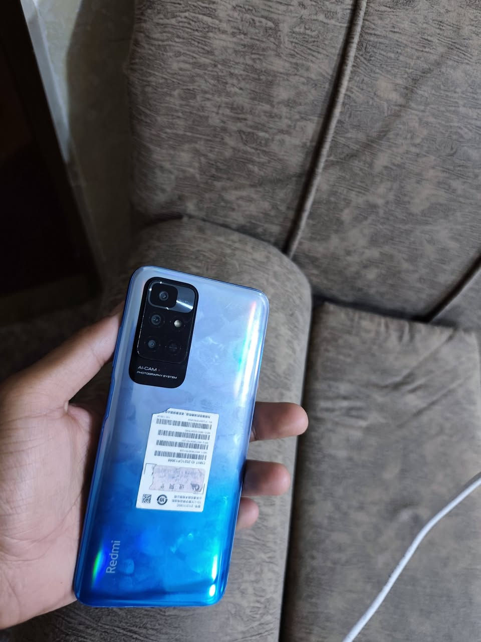 سلام عليكم...الجهاز هو Xiaomi Redmi Note 11 (النسخة العالمية 4G) باللون الأزرق المميز (Twilight Blue).المساحة التخزينية (الذاكرة الداخلية): 128 جيجابايت (مستخدم منها 30.7 جيجابايت كما يظهر في إعدادات جهازك).
الكاميرا (كم ميجا؟): الكاميرا الأساسية الخلفية بدقة 50 ميجابكسل، وتأتي معها 3 كاميرات إضافية (زاوية واسعة 8 ميجا، ماكرو 2 ميجا، وعزل 2 ميجا)، أما الكاميرا الأمامية (السيلفي) فهي بدقة 13 ميجابكسل.
نظام التشغيل: واجهة MIUI 13 المبنية على نظامالشاشة: من نوع AMOLED الممتاز، بحجم 6.43 بوصة وبدقة FHD+، وتدعم تردد 90Hz لسلاسة التصفح.
المعالج: Snapdragon 680 ثماني النواة، وهو معالج اقتصادي ممتاز للتصفح والمهام اليومية وتوفير الطاقة.
البطارية والشحن: بطارية ضخمة بسعة 5000 مللي أمبير، وتدعم الشحن السريع بقدرة 33 واط (يشحن الهاتف بالكامل في حوالي ساعة).
المميزات الإضافية: يحتوي على منفذ سماعات 3.5 ملم، سماعات ستيريو ثنائية، ومستشعر البصمة مدمج بزر الطاقة الجانبي.


**إذا كنت صاحب هذا الإعلان وتريد حذفه لأي سبب، رجاءا أرسل رسالة إلى الدعم الفني**