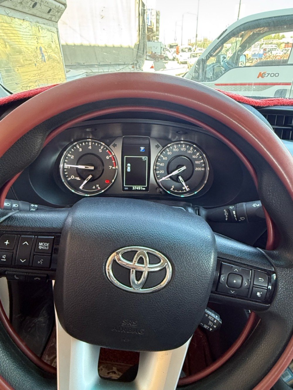 السيارة معروضة للبيع موديل حديث من تويوتا، اللون أبيض والأسود، بحالة ممتازة جداً، ومناسبة للطرق الصحراوية والشوارع المزدحمة. تحتوي على كماليات وخصائص مرفهة مثل شاشة تحكم متطورة ومقود معزز بنظام الأمان. تعتبر اختيار مثالي لمن يبحث عن القوة والأداء الفعال.