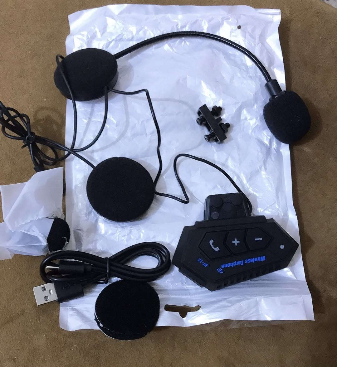 سماعة بلوتوث لخوذة الدراجة النارية، وتحديداً موديل Torima BT-12B.
تتميز بتقنية البلوتوث وتصميم مقاوم للماء. 
تحتوي على ميكروفون مدمج عالي الجودة مضاد للتشويش لإجراء المكالمات بدون استخدام اليدين. 
تدعم الشحن السريع، وتوفر وقت تشغيل طويل يصل إلى 120 ساعة.


**إذا كنت صاحب هذا الإعلان وتريد حذفه لأي سبب، رجاءا أرسل رسالة إلى الدعم الفني**