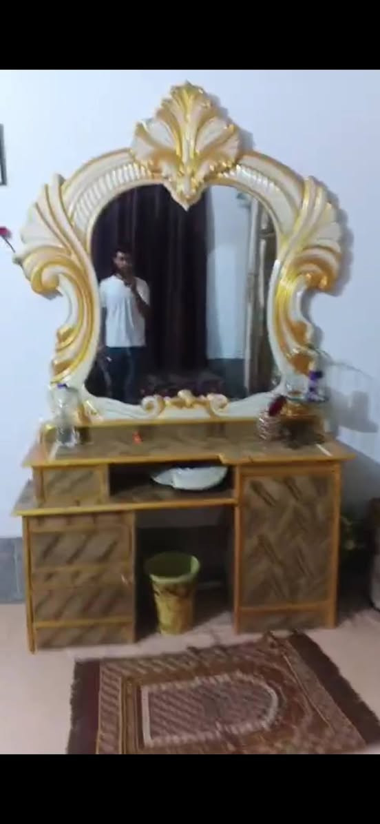 غرفه اخشاب للبيع مستخدمه شى بسيط السعر ٦٠٠وابيه مجال ***********
