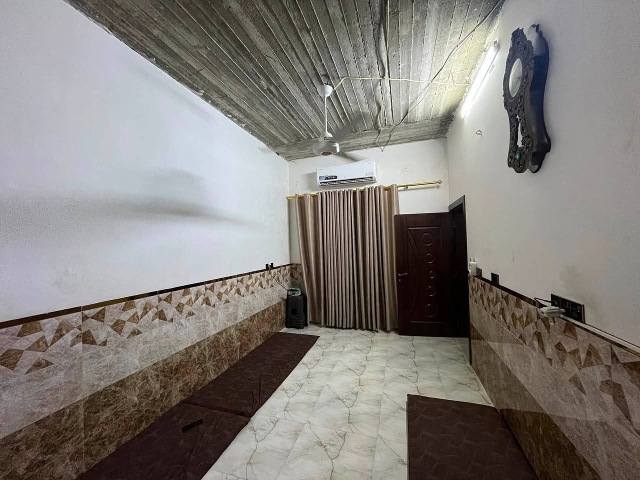 دار للبيع
في منطقة زيونة سومر المساحه ١١٦ م *٥

يحتوي على غرفة نوم واحدة هول مفتوح مع المطبخ استقبال حمامات كراج صحيات خارجيه 
صنف الدار جمعيه (الرعاية الاجتماعية)

سعر الدار مناسب 

للاستفسار والطلب اتصل على الارقام التالية 

***********
***********

عنوان المكتب زيونة سومر قرب جامع نداء الرحمن
