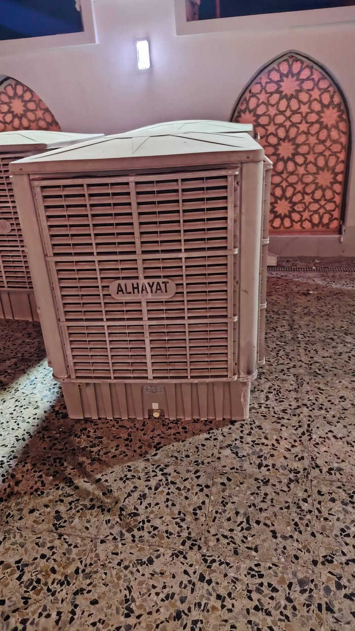 اربع قطع من البردات 
للتواصل 
***********

الموديل
23HC

طاقة الإدخال
2000 واط

الجهد/التردد

220 فولت/50 هرتز

أقصى تدفق للهواء

23000 متر مكعب/ساعة

الضوضاء

أقل من 75 ديسيبل

التيار

7.5 أمبير

صنع في الصين
