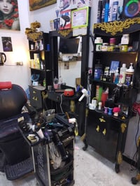 مرايات ٢ • فاترينات ٢ • كرسي ١