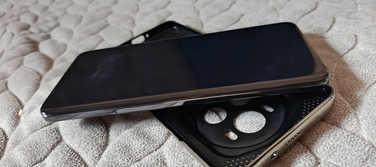 السلام عليكم هونر ماجك 6 ابرو المواصفات المعالج اسناب ادراكون 8جين 3 الشاشةltpo OLED منحنيه من اربع جوانب بحجم 6.8 انش ودقه 1280x2800 بكسل ومعدل تحديت تكيفي 120 هرتز الكامرات الكامره الرئسية واسعه بدقه 50 ميجابكسل وكاميرا فائق الاتساع 50 ميجابكسل وكاميرا تقريب منظار بيريسكوب بدقه 180 ميجابكسل معه تقريب بصري 2.5x ورقميx100 و ois والكاميرا اماميه بدقه 50 ميجابكسل بالإضافه إلى كاميرا عمق ثلاثية الأبعاد البطارية 5600 مللي أمبير الذاكرة العشوائية 12 والداخلية512 نظام التشغيل اندرويد 15 الجهاز مقاوم الماء والغبار اي بي68 الجهاز جديد كلش سيم كارت ما مخلي بي بدون غراض فقط الجهاز وبي خدوش ناعمه كلش بل شاشة مبينات بل صور للبيع سعره 750 وبي مجال بيع فقط عنواني حله مركز ***********
