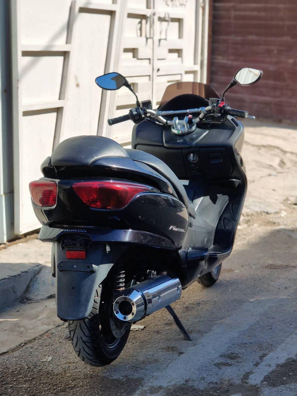 سلام عليكم
فورزه صفر ثمانيه 
البيع مكينه وكير كفاله 
دراجه الونين من بعيد بنفسجي من قريب سوده 
عالي ناصي اشاير كلها كفله 
البيع سعرها مليون و٣٠٠ وخادم الطيبين 
بغداد زعفرانيه رقم ***********
