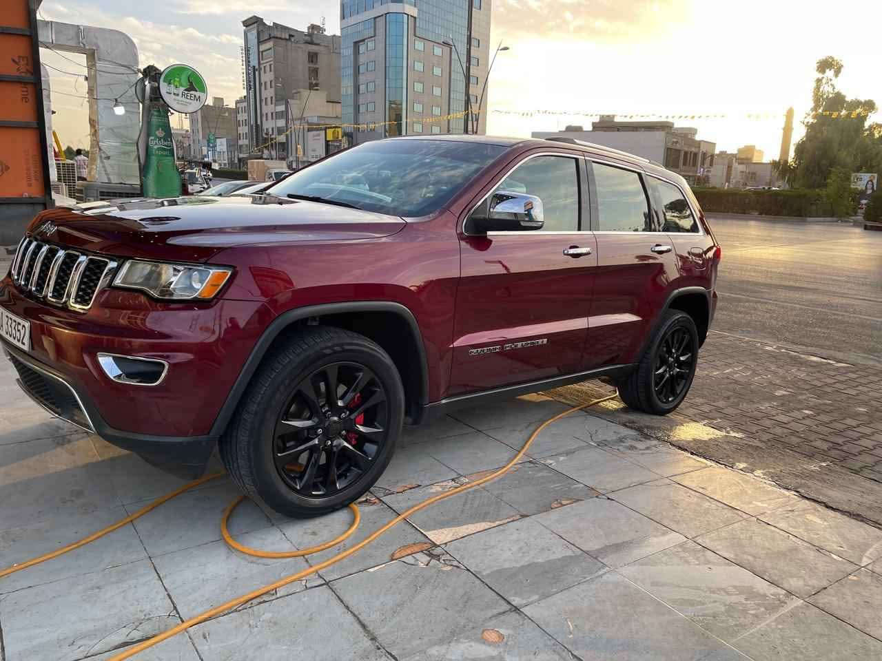 سلام عليكم 
جيب گراند شيروكي موديل ٢٠١٧ 
السيارة مواصفات كنديديه لمتد
داخل تبني 
سقف سلايت
 ندوق كهربائي 
4x4
ومواصفات اخره 
السياره ماشيه ٥٩ الف ميل
صياناتها كلها كامله من تنظيف غرفت احتراق وبلاكات محرك هيمي ٥.٧٠٠ RT
السيارة اب اسمي رقم جديد اربيل وهزه جديده 
  وفلاتر  وفيول بمب 
السيارة بدون صبغ وتبديل وبدون ايرباك   بس بي شبر  يم يدا صندوق بارد وإصبع  بل باب السكن الامامي
رقم الشاصي  1C4RJFBT1HC792796 
سعر السيارة ٢٦٥ 
مكان سياره أربيل  
رقم موبايل *********** أربيل, العراق
