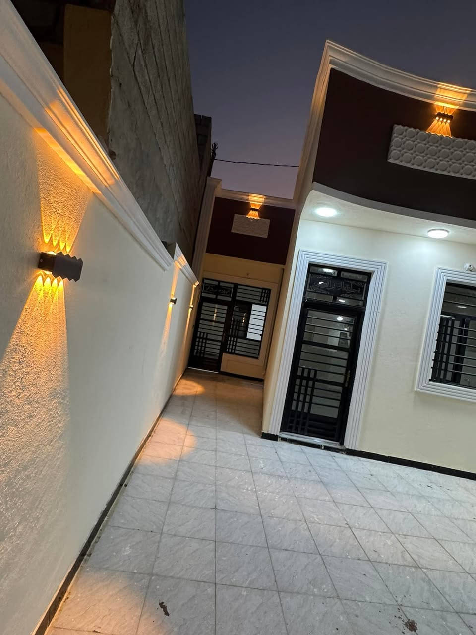 سلام عليكم 
بيت للبيع مساحه250م
حواس (زراعي ) شارع بصف معرض حجي ناطق عرض الشارع (10)م
بناء بلوك كهرباء سيمنز 
مي مجاري كهرباء (ضمان )
يتكون من مطبخ استقبال صاله 
غرفتين نوم مناور 1بيتونه 
 يبعد عن الشارع 200م
البيت جديد غير مسكون 
***********
***********
