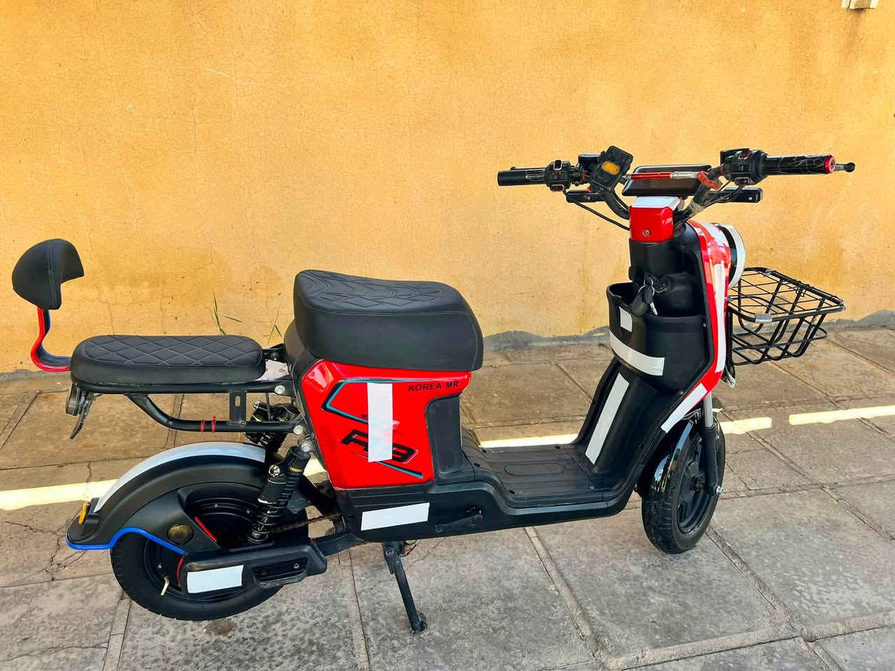 للبيع دراجه شحن R9 مابي شي نقص بطاريات 5 دبل وبعد معروف R9 سعر 500 وبيه مجال اتصل على رقم أو مراسله خاص ***********
