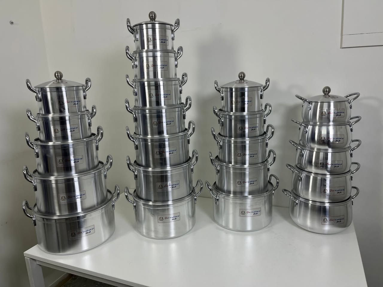 متوفر سيت جدر فافون ماركه منال بعده احجام•⁠  ⁠سيت 7 قطع وسط حجم 28 سم السعر55 الف
•⁠  ⁠سيت 5 قطعة وسط حجم 28 سم السعر 49 الف
•⁠  ⁠سيت 5 قطعة العملاق حجم 32 سم  السعر 57 الف 
•⁠  ⁠سيت 5 قطعة طنجرة صغير حجم 24 سم السعر 40 الف للحجز واتساب ***********
