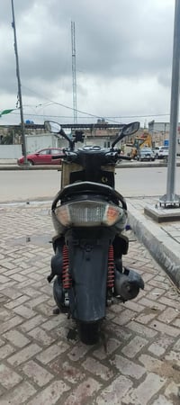 للبيع دراجه سكنس فحل لون زيتوني   دراجه وكاله نضيفه جدا  جكليته   مكفو...