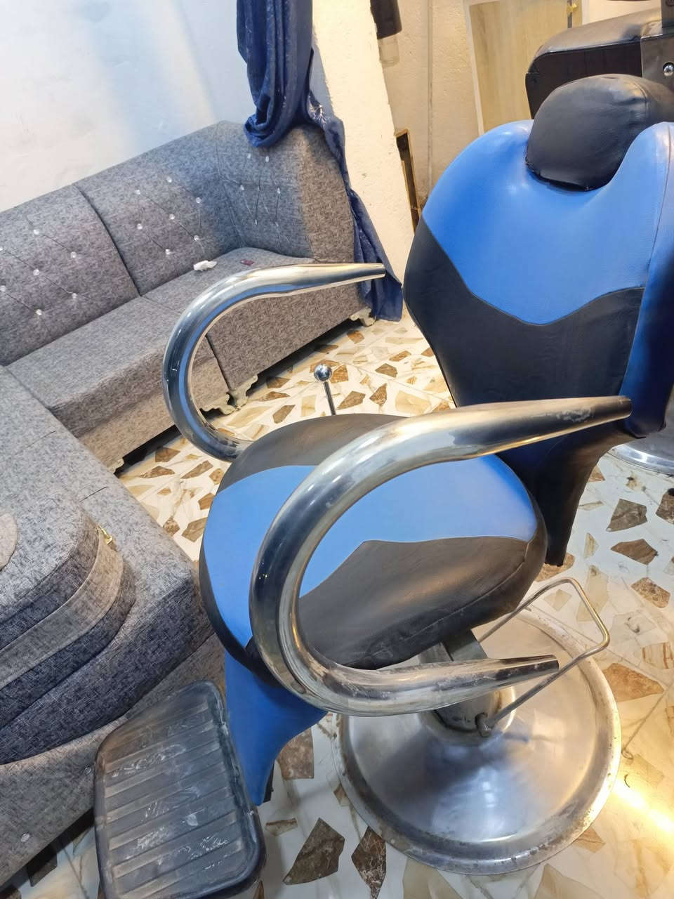 سلام عليكم
كرسي حلاقه للبيع ناصريه مركز
سعر 130 بي مجال 
رقم الهاتف ***********
