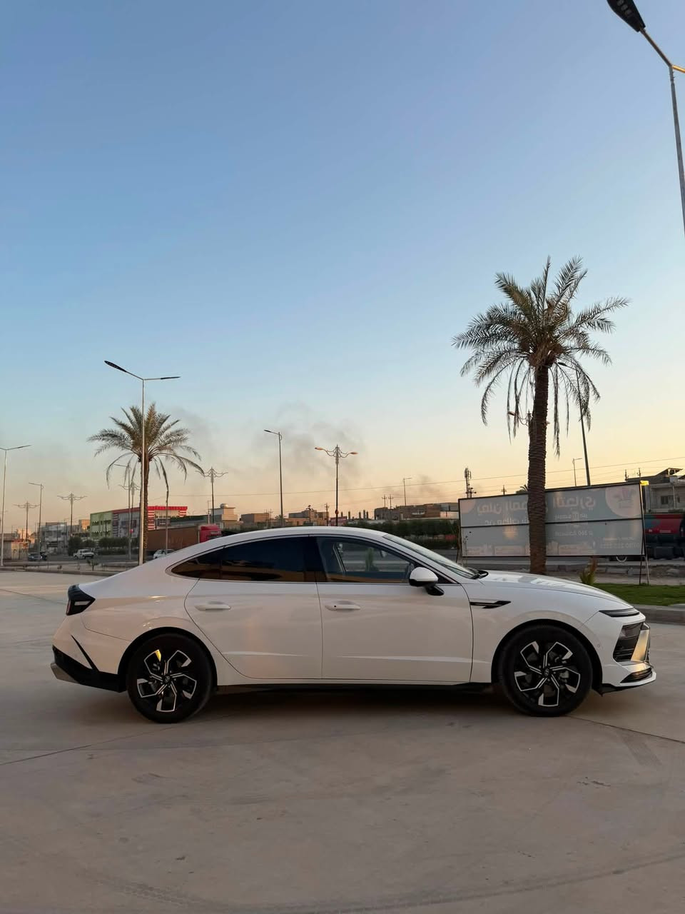 2024sonata  للبيع
السيارة وارد كوري 
مواصفات السيارة 
    شاشة لمس 
* دعم Apple CarPlay وAndroid Auto لاسلكيًا.
* تشغيل السيارة عن بعد 
* شاشة متصل 
* تحكم الا الأمام والخلف عن طريق بصمة السيارة 
* ٣ وضعيات قيادة 
* كامرات محيطية 360 درجه 
* راراد امامي 
* كاميرا خلفية.
* مثبت سرعة ذكي.
* المحافظة على المسار.
* فرامل طوارئ أوتوماتيكية
* مراقبة النقطة العمياء
* كشن كهرباء السايق والسكن 
* حساسات امامية خلفية 
* صندوق ذكي عند الاقتراب 
* مسطرة خلفية لد كامل على طول الجنطة 
* المحرك 1.6 T  
* مشي السيارة :21 كيلو متر  
* بدون رقم 
صندوق كهرباء 
* السعر 163 $ورقة وبيها مجال بسيط سعر بلاش 
السيارة الجاملوغ الامامي والسكن مصبوغات فقط صبغ بدون تعمير 
 ***********
