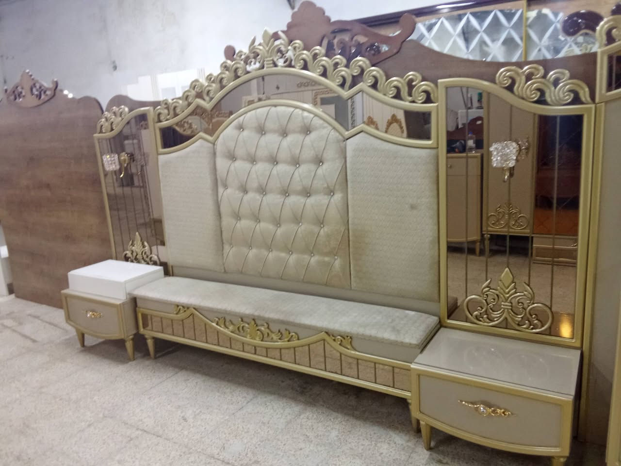 غرفه نوم تركي ملكي تسع قطع 

نظافه 100/100

شد ونقل كامل يصلك 

اي استفسار ع رقم او صفحه المحل او واتساب 

نستقبل الغرف التركي المستعمل او معارضه

***********
***********
