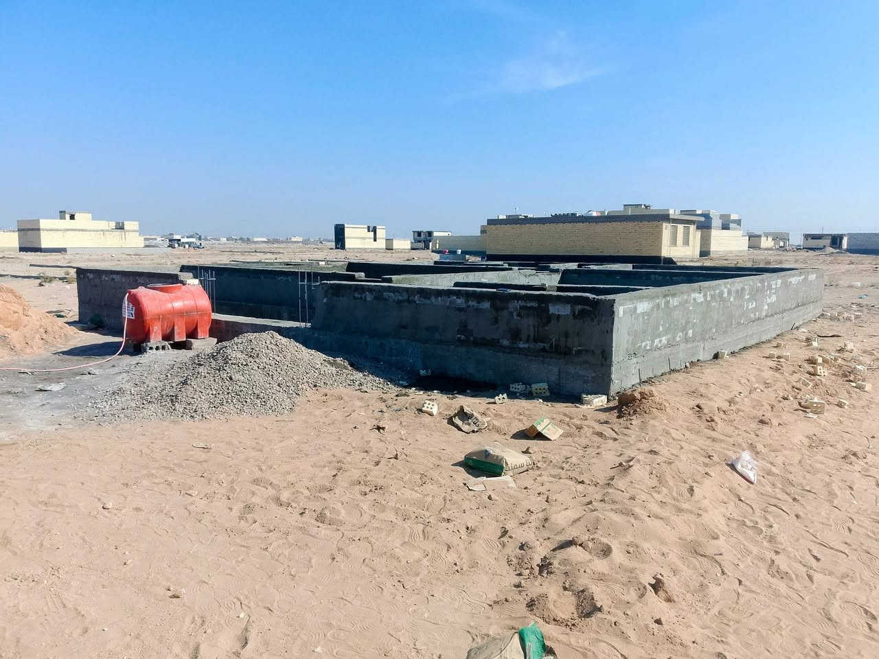 السلام عليكم كادر عمل بناء جزأ من عملنا انشألله ينال اعجابكم
(عملنا هندسي و نضيف. طابوك. بلوك. ثرمستون. تطبيك فرشي .ترميم.) الأتصال ***********

