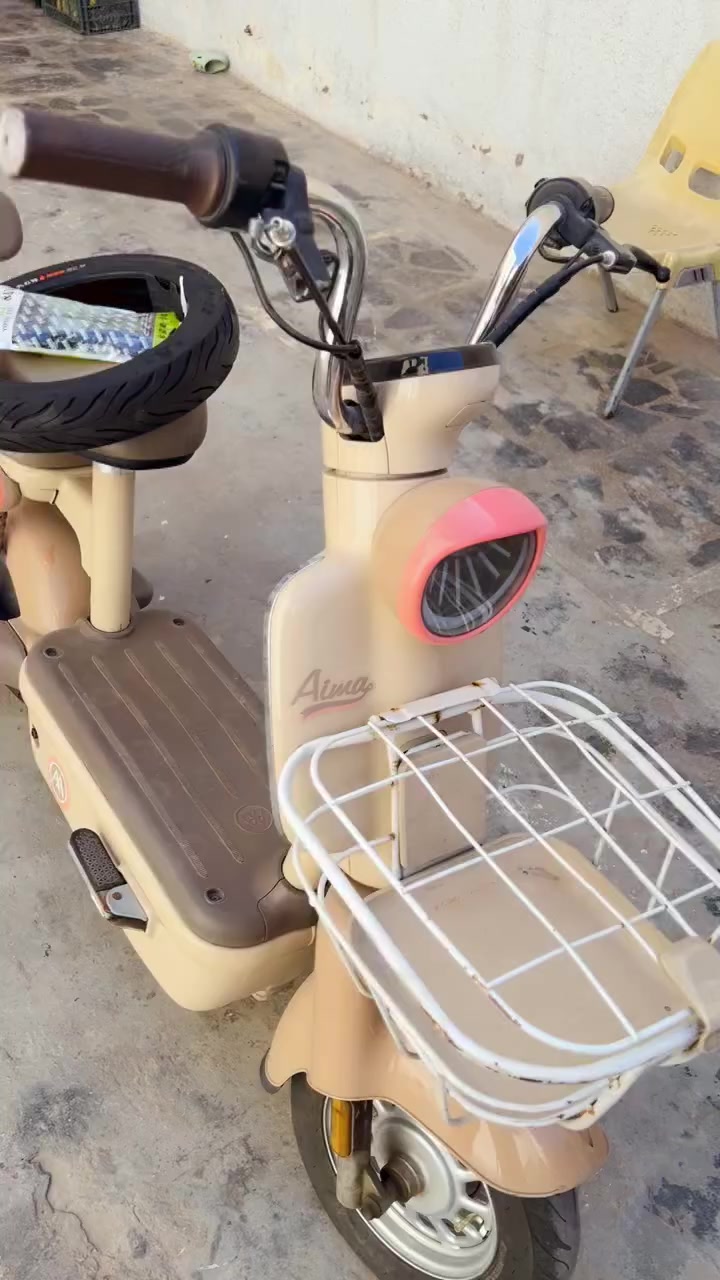 درجه شحن الماركه العالمية (Aima) درجه شحن للبيع أخت جديده ضضره بس تاير و بريكات واني اطيك وياه تاير صيني اصلي مال شكره ويجي وياه تاير. كصبه مالته وياه ثنين بريكات للتواصل :*********** سعره 250 وبيه مجال للطيبين وعنواني جميله شارع خيرالله .تحياتي لكم
