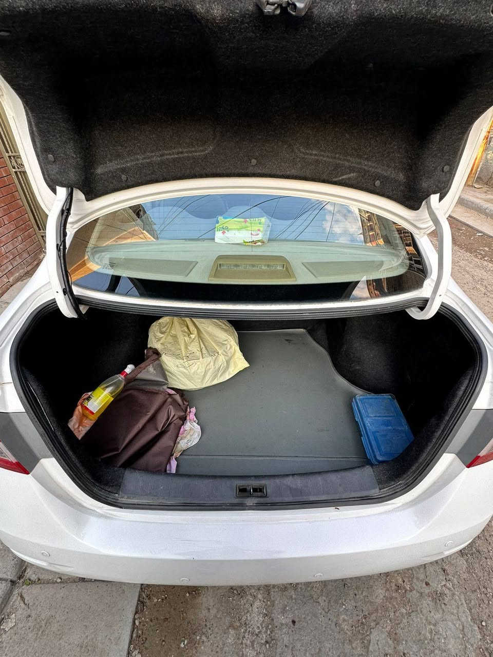 إعلان بيع سيارة – بحالة جيدة جداً
للبيع سيارة موديل 2018 لون أبيض، محرك بنزين، قير أوتوماتيك، ممشى 122 ألف كم، السيارة استخدام شخصي وبحالة جيدة جداً، قيادة مريحة واقتصادية بالوقود ومناسبة للاستخدام اليومي والسفر. السيارة مخدومة باستمرار وتمت صيانتها بشكل دوري، ولا تحتاج أي صرف حالياً وجاهزة للاستعمال مباشرة.

السيارة مكفولة ما عدا قلم باب صدر خلفي فقط، وباقي السيارة بحالة جيدة، المحرك وكير  بحالة ممتازة، التبريد شغال ممتاز، السيارة نظيفة من الداخل والخارج، وتم استخدامها بشكل هادئ.

مواصفات السيارة:

- قير أوتوماتيك
- محرك بنزين
- تكييف بارد
- زجاج كهرباء
- مرايا كهرباء
- نظام صوت
- وسائد هوائية
- ABS
- استخدام نظيف

السعر المطلوب 115 قابل للتفاوض بحدود المعقول للجادين فقط.

للتواصل والاستفسار:
***********
