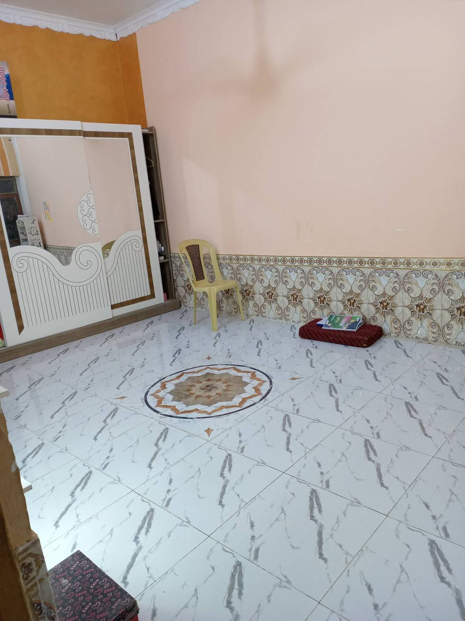 السلام عليكم موجود بيت مساحه 200 والفضله 100
يتكون من طابق واحد بيتونه عاليه غرفتين + صاله + مطبخ + صحيات وطارمه واسعة ومناور 2 العنوان حي اريدو ساحة شريف


**إذا كنت صاحب هذا الإعلان وتريد حذفه لأي سبب، رجاءا أرسل رسالة إلى الدعم الفني**