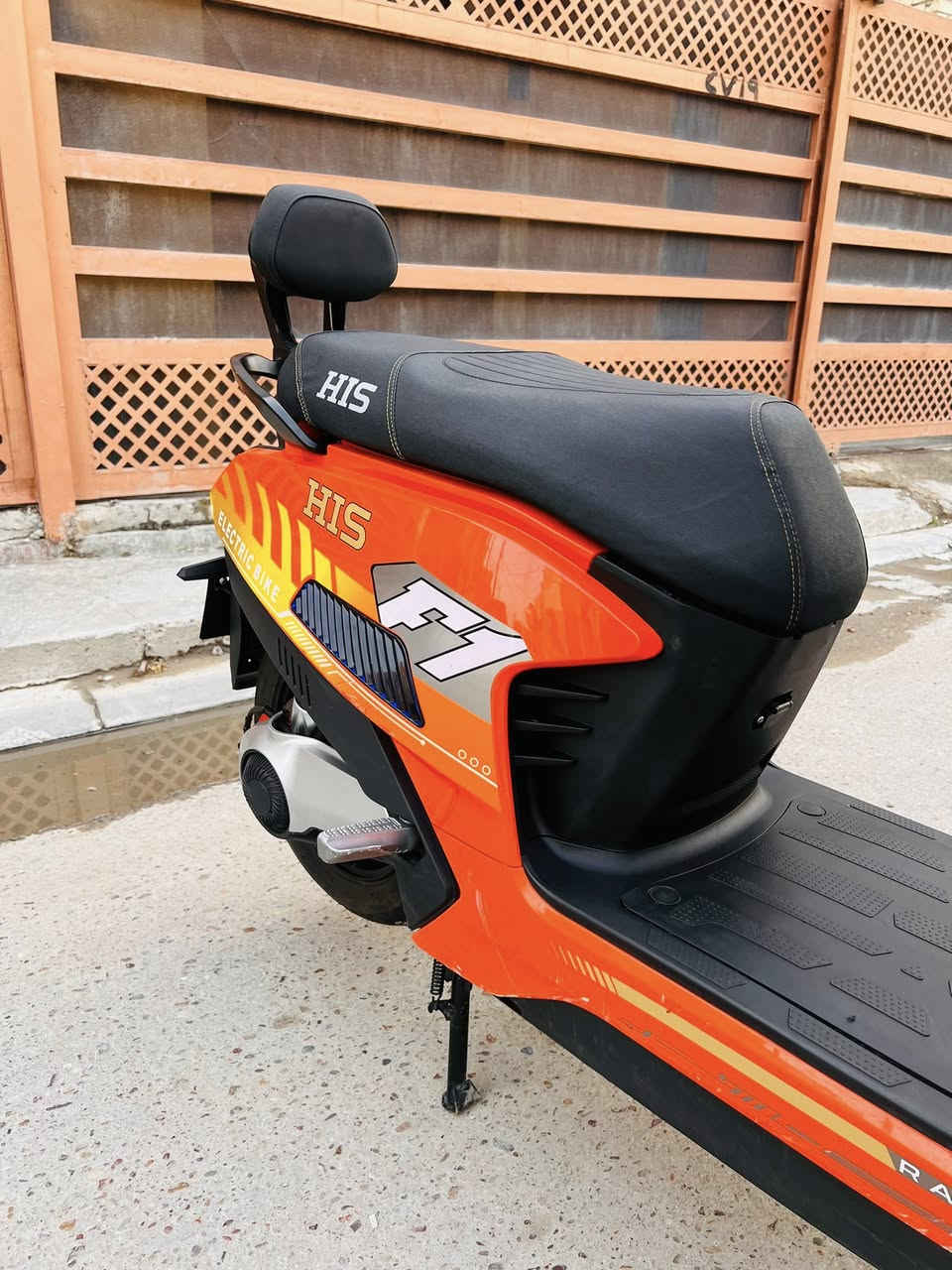 سلام عليكم ورحمه الله وبركاتو
دراجه شحن نوع HlS فضائي 
ملف 3000 حقيقي عدد البطاريات hls6
عدد النمر 5 مع R سرعه حقيقي 80 
تقطع مسافه من 70 ال60 k
لدات امامي جانبيه فلاشات بلوتوث 
حجم التاير 12/70/130 
السعر 950 وبيه مجال قليل جدا جدا 
مكاني بغداد الزعفرانيه ***********
