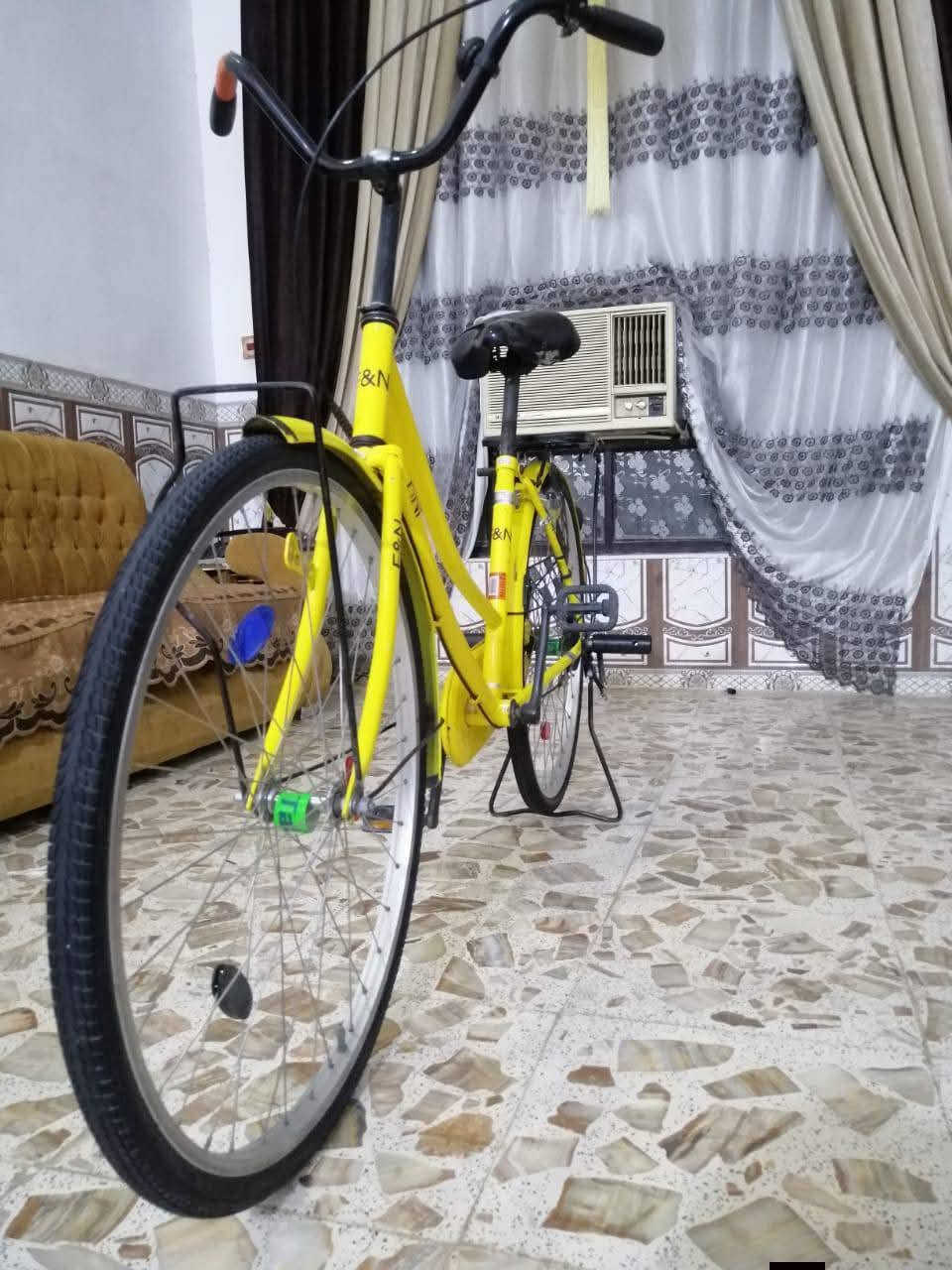 السلام عليكم بيسكل للبيع
مال حاويه
لون اصفر 
للعلم ختم مو موديل
اضافه 95٪
السعر 110 بي مجال للطيبين
للتواصل خاص او واساب ***********
الوتي بل 🩴

