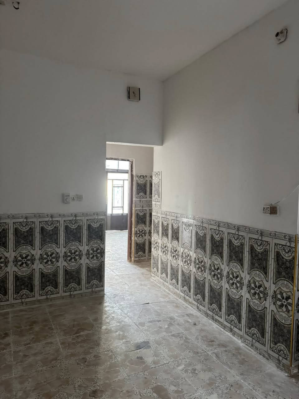 السلام عليكم 
مشتمل للبيع حي الشهداء قرب مدرسة الاعظميه طابق واحد مساحة ١٢٥متر ارضيه كاشي بناء طابوق سعر ٨٠ مليون وبيه مجال للإستفسار ***********او***********
