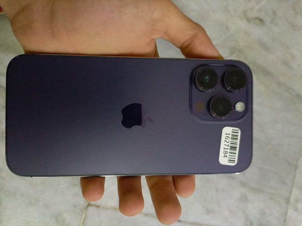 iPhone 14 Pro Max - 256GB نظيف جداً للبيع
السلام عليكم شباب جهاز آيفون 14 برو ماكس للبيع المواصفات والوضع بالتفصيل حتى يكون كل شيء واضح أمام الله:

 * المساحة: 256 جيجابايت

 * نسبة البطارية: 87%

 * الحالة: الجهاز نظيف جداً ومكفول من كل النواحي (كاميرات فيس آيدي شبكة واي فاي شحن)
* شريحه الكترونيه 
* مع ضمان سنة كامله سوفت وير باقي من الضمان 7 اشهر 

 * ملاحظة للأمانة: الشاشة مستبدلة بـ (شاشة أصلية 100% شلع من جهاز ثاني)، وممتازة جداً اخت الاصليه 

 

السعر: 780 ألف دينار (وبي مجال بسيط جداً للشراي الجاد ).

 

للتواصل : رسائل على الواتساب 

***********
