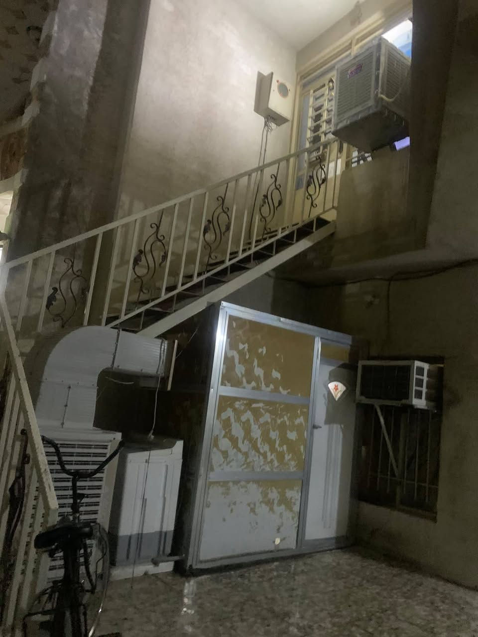 بيت للبيع في منطقه كفاءات السيديه مساحه 150م 
ثلاث مشتملات كل مشتمل غرفه نوم واستقبال وحمام ومطبخ 
السعر325
للاستفسار الاتصال ***********
