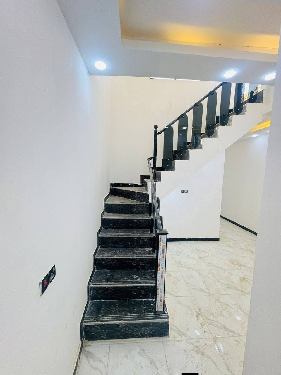 بيت  للبيع ⭕️(طابو زراعي سند 25 )(مشمول تطويب
⚜️

⭕️المساحة 100متر واجهة 5 ونزال 20  
⭕️عنوان الدار  / التقيه 3 قرب شارع مجمع الروان
⭕️بناء البيت 2025
⭕️بناء  مسلح 
————————————
           تـــفـــاصـــيـــل الـــدار 
(كونكريت مسلح )
⚜️ غرفه
⚜️صالة 
⚜️استقبال
⚜️مطبخ 
⚜️مجاميع صحية داخلية وخارجية
⚜️طارمه
 
للاستفسار مراجعة
   ((مـــكـــتـــب  المدينه العقار التقيه 3 بدايه شارع مجمع الروان
⚜️#لـــمـــن يـــرغـــب فـــي عـــرض عـــقـــاره لـــلـــبـــيـــع او الايجار   يـــرجـــى الــتــواصــل مــعــنــا ع خاص
⚜️   تابع الحساب لطفا
——
☎️ *********** واتساب
‏‪***********‬‏
