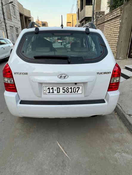 سلام عليكم للبيع سيارة هونداي توكسان موديل 2009 خليجي ابيض  سيارة رقم دولي جديد سنوية جديدة السيارة جاهزة بدون  قطرة صبغ فقط دعامية اماميه وبيها رصعه بالباب اليمنى ماشيه ٢٠٠  الف   اي استفسار اتصل وتدلل سعر السيارة ١٣٥$   ورقة الموقع معارض البياع للاستفسار التصال ***********
