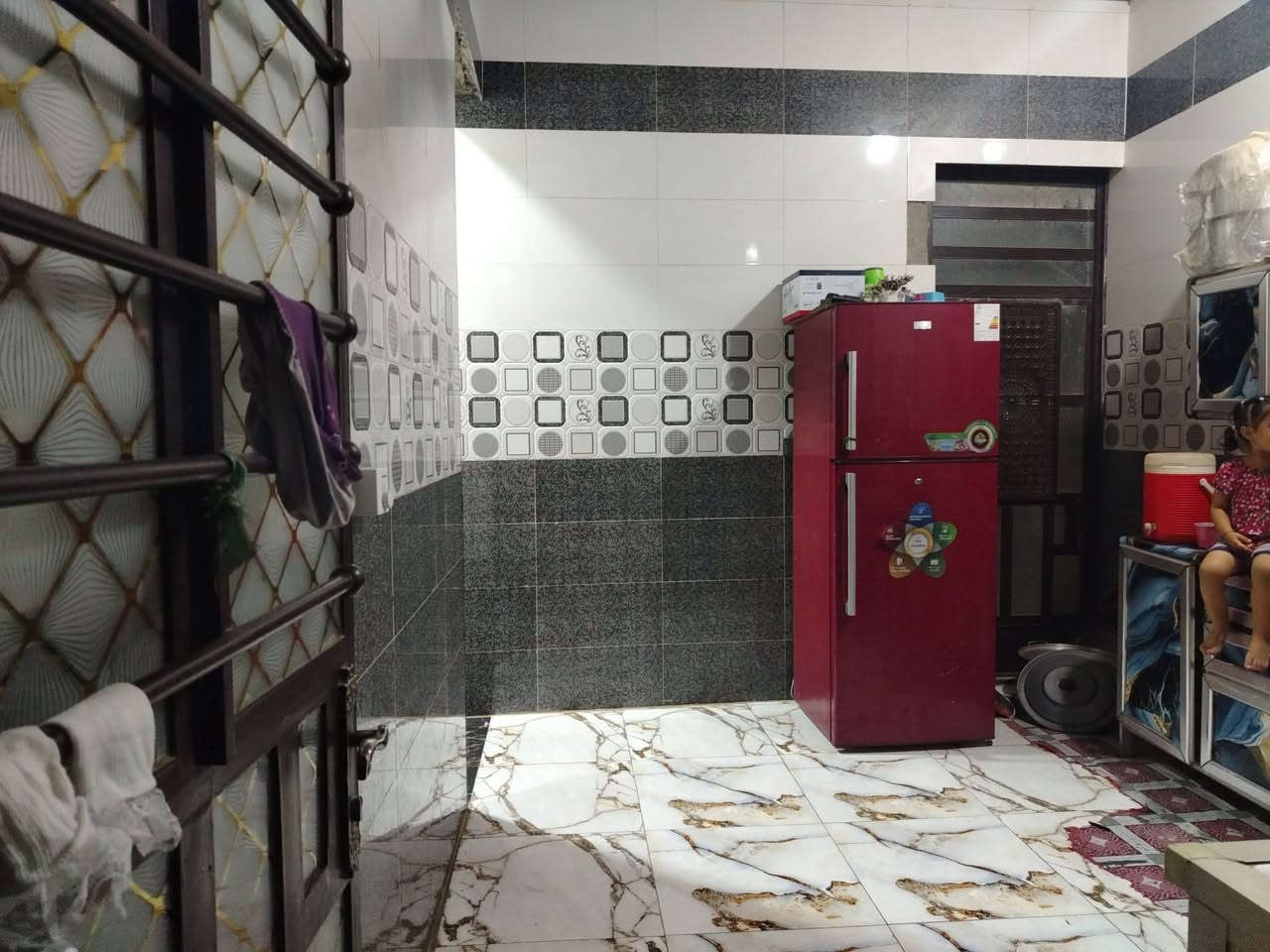 السلام  عليكم   بيت  للبيع مساحه 155 متر  عقد  زراعي  قرب حسينيه الامام  المهدي خلف تارتان جاسم شبر  بناء  طابوق  جديد  يحتوي ع  غرفتين  نوم   وصاله  كبيره   اربع  حمامات  وستقبال ومطبخ البيت      يرهم  نقد  ويرهم   قصد   مقدمه  وشهريه  اللاتصال ع ***********
