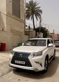 • محرك V8 4.6L / دفع رباعي / 7 راكب داخل جلد قريميدي نظافة الوكالة / م...