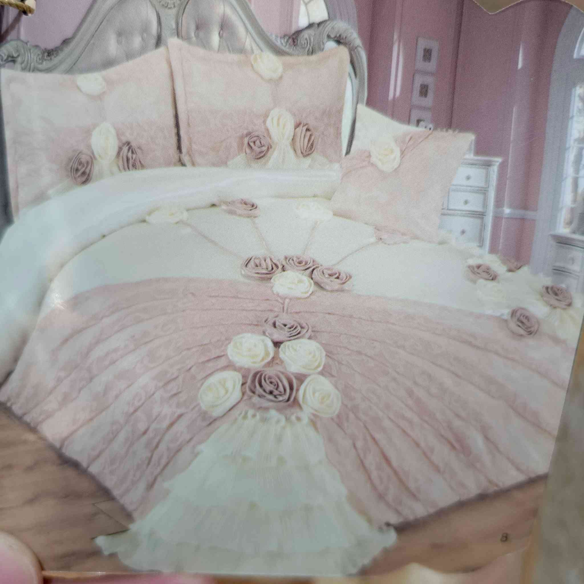 فراش مال عرسان جديد مستخدم 10ايام او اقل الشراي يخابر السعر بلخاص او اتصل على الرقم ***********جدييد حيل ونضيف مكون من ثنين مخاد زائد كوشة صغيرة زائد ملحف مرتب حيل مثل ما موضح بلصورة
