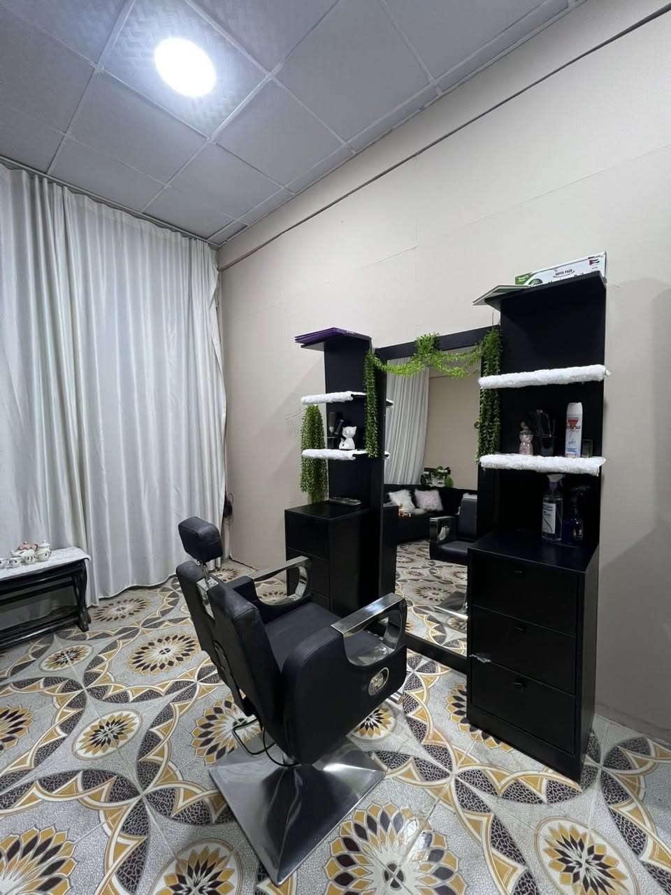 کورسی و مێزتەوالێتی سالۆن زۆر پاکو نوێیە چەن جارێکی زۆر کەم بەکار هاتوە نرخی 400$(*********** )
