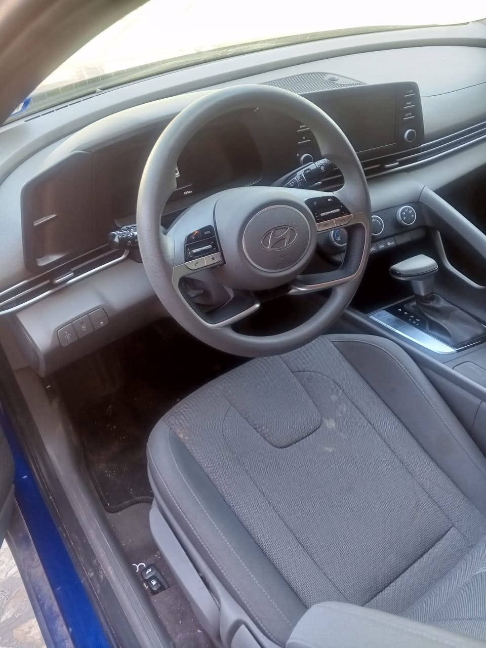 للبيع هونداي النترا موديل 24
2024 Hyundai Elantra SE
محرك 2000 دوش/ السياره وأرد امريكي، عداد المسافة 9500 الف ميل. 
-----------------------------------------

 السيارة امبدل بيه جاملغ + بنيد + ماصدة + الجزء العلوي للدعامية) الحادث بدون ايرباك. الرقم على المشتري.

رقم الشاصي

KMHLL4DG6RU678353
-----------------------------------------
السعر 130 $ ورقة. موقع السيارة  بغداد القاهرة.
يرجى الاتصال بالرقم
770 345 3553

****************************

ملاحظة: هذا الموديل مابي بصمة تشغيل او فتح الباب او فتحة السقف.
الميزات الداخلية:
شاشة معلومات وترفيه: شاشة تعمل باللمس.
لوحة العدادات: رقمية في جميع الفئات.
الترفيه: تدعم أنظمة Apple CarPlay و Android Auto في جميع الفئات.
ميزات السلامة والأمان:
نظام مراقبة ضغط الإطارات.
نظام التحكم الإلكتروني في الثبات.
نظام التحكم في الجر.
نظام مراقبة النقطة العمياء.
نظام التحذير عند مغادرة المسرب.
نظام المساعدة في الحفاظ على المسرب.


**إذا كنت صاحب هذا الإعلان وتريد حذفه لأي سبب، رجاءا أرسل رسالة إلى الدعم الفني**