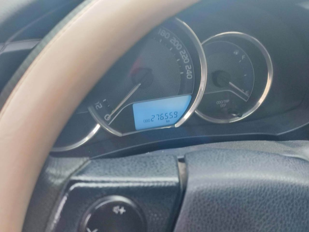 کۆڕۆلا 2014، خلیجی مەکینە 1.6، جام و ئاوێنە کارەبایی، لای سایەقی سبوغە بەبێ لێدران، سەر تایەی پشت سەکن یەک پارچەی هەیە، گێڕو مەکینە و بەناوکردن بەشترت.

*********** أربيل, العراق
