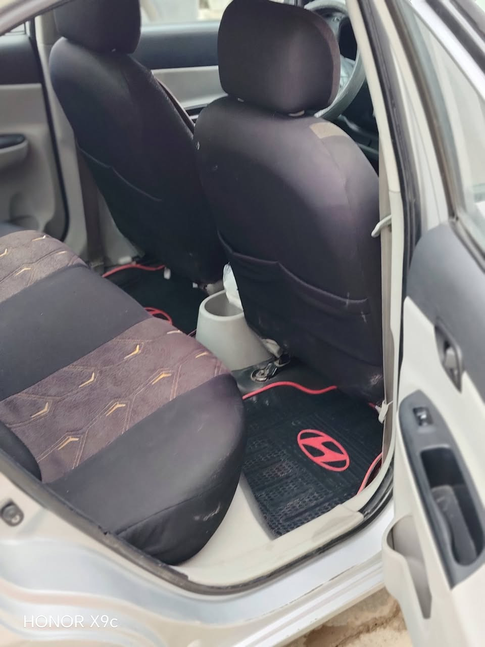 السلام عليكم
اكست 2009 لون سلفر محرك  بديت نفخ وكير شرط كير عادي
محرك 14 رقم جديد انكليزي هزه جديده تايات جدد
بها بابين وبوند وجاملغ مصبوغه تحكم ستيرن سغف مصوز
وقبغ صندوك مطوز شرط تحويل
***********
سعر 83 بيها مجال
