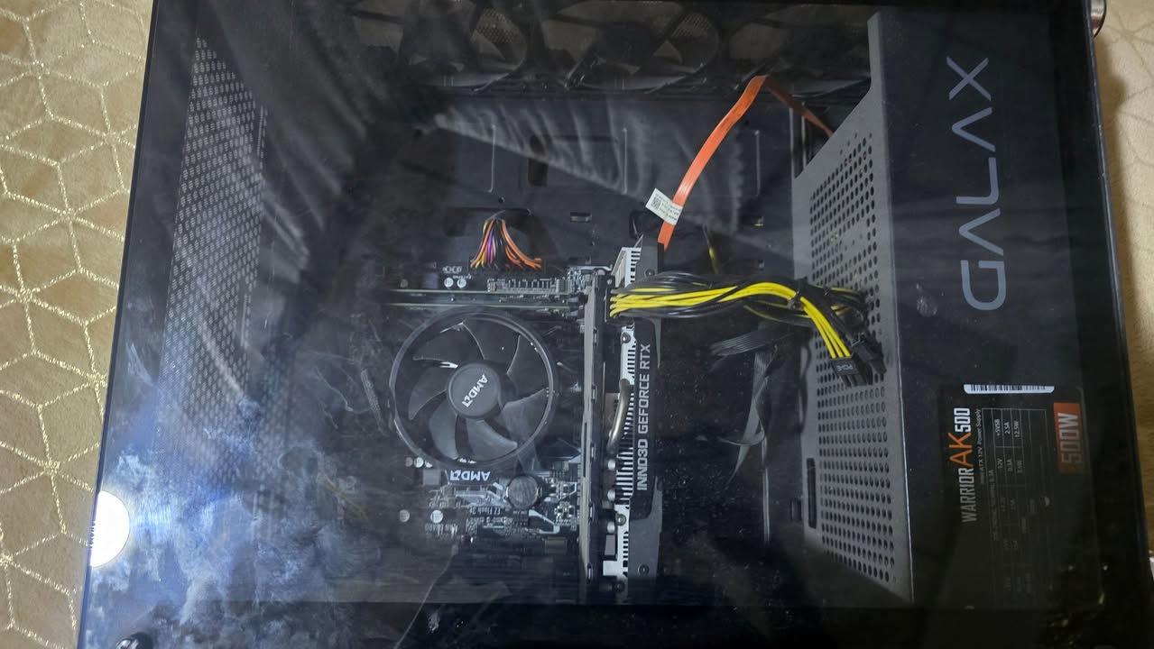 وحدة المعالجة المركزية AMD Ryzen 5 3600‏

بطاقة معالجة الرسوميات RTX 2060 inn03d‏

م.ب اسوس A320‏

ذاكرة الوصول العشوائي 16 جيجا بايت (8*2) 3200 ميجا هرتز

هارد 512 م.2 +500 HDD‏

مزود الطاقة AK 500 وات

جراب جالكسي 4 مراوح RGB للشاشة
لوحة مفاتيح الألعاب + ماوس الألعاب 
مع شاشه كيمنك
السعر 600بيها مجال


**إذا كنت صاحب هذا الإعلان وتريد حذفه لأي سبب، رجاءا أرسل رسالة إلى الدعم الفني**