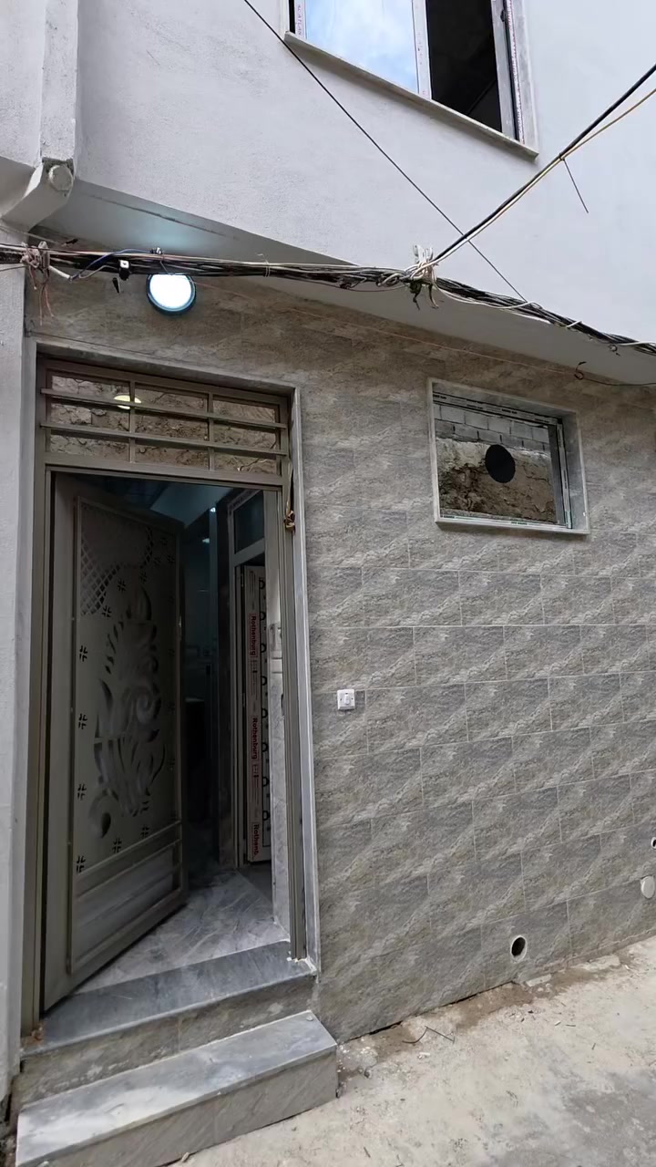 دار سكني بناء حديث للبيع...

المساحة : 45 متر .

الدار طابقين يتكون  من :

الطابق الارضي :
غرفة نوم  + مطبخ + هول داخلي + مشتملات .

الطابق الثاني :
غرف نوم عدد 2 + بيتونه .

نظام دكتات + نظام سبالت + نظام دشات .

السند طابو ملك صرف شرط التحويل. 
السيارة تصل إلى الباب. 

موقع الدار : موصل - منطقة الساعة خلف جرزات السلطان. 

                  لمزيد من المعلومات والاستفسار 
                       مكتب نبع الحياة للعقار 
           موصل شارع خزرج قرب قاعة الملا خضير 
                          ***********
                          ***********
                          ***********
                          ***********
                          ***********
                          ***********
                  علق بكلمة تم ليصلك كل جديد
