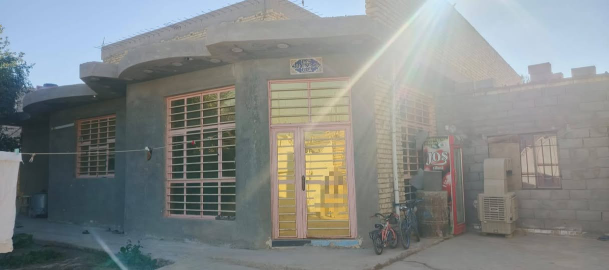 البيت : البناء طابوق السقف صب مسلح الارضية كاشي الجدران سيراميك ( ٣ غرف نوم + هول + مطبخ + استقبال + بيتونه + طارمه كبيرة و حديقه + صحيات داخلية و خارجية...
المشتمل : غرفة نوم + هول + مطبخ + صحيات داخلية و خارجية + مخزن صغير ... ملبوخ و كامل و السقف ساندويش 

ترك داير ما داير البيت بيتونه و ستارة كاملات 
البيت ما ناقصه شي... يبعد عن الشارع العام تقريبا ٥٠٠ متر 
و مرقم و كامل للتفاصيل اكثر الاتصال بالرقم ***********
