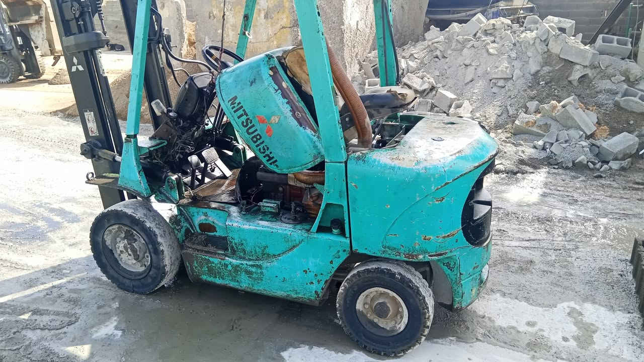 سلام عليكم رافعه شوكية للبيع موديل 2002 مكفوالة 3حركات مكينة بلادية فور اس  جب عالي 3سلايتات اتصل***********
