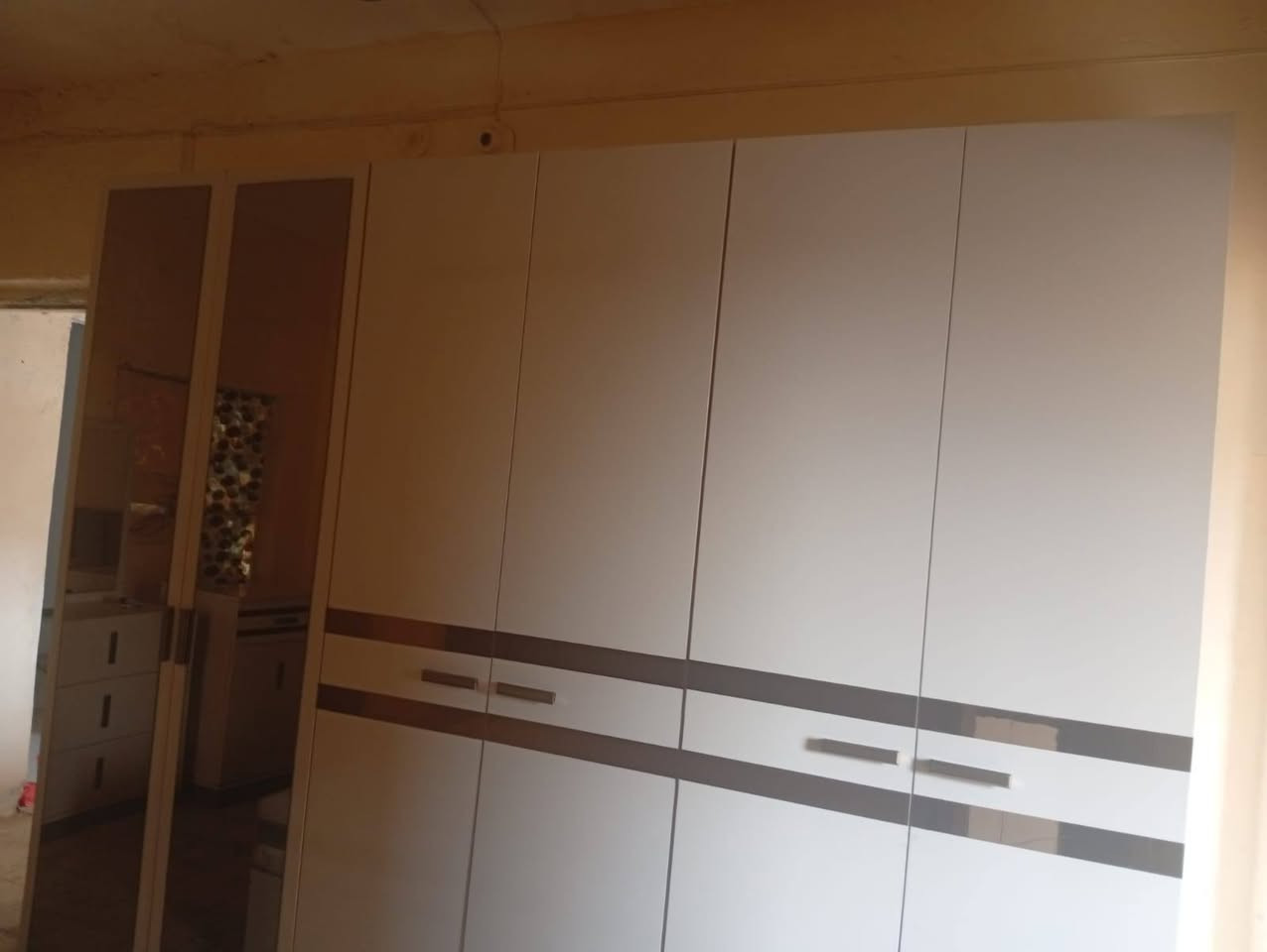 السلام عليكم غرفه تركيه 7قطع نجاره الاصليه  القويه + الفراش  صارلي اسبوعين من ماخذه  اخت  الجديده بعدها بل لايلون شخط ما بيها بل حقيقه احله من الصور معروضه ب  مليون و 200 وبيها مجال الله شاهد بعدها جديده بل جيس الرقم ***********
