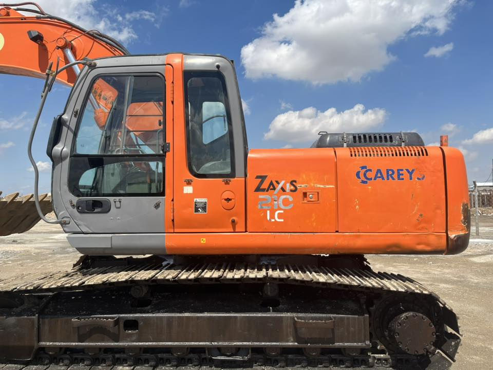 السلام عليكم البيع حفاره هيتاشي زت مديل 2006 اصل شاصي وسنويه حجم 210 السي 8رولات رقم شمالي تحويل مباشر مشتغله 11 ألف  حفاره جديدها وبلاديه تبريد بلادي كهربائيات كله شغاله وبلاديه ماسسه جك همر بلادي قطرة نضيح مابيه حداديه نضافه100من100 من زناجيل ورولات وصينيه وحفاره جاهزه الشغل مابيه أي نقص الاستفسار والاتصال عل رقم ***********
