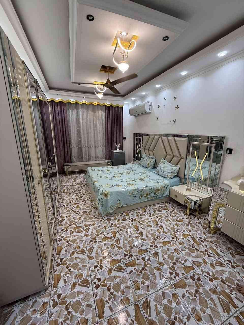 دار سكني للبيع – البلديات (UN) مقابل الجسر
📍 ثاني فرع خلف مقهى عيون البلديات
📐 المساحة:  متر 75
 – الواجهة(4)اله ربع  × النزال20 
🏗️ بناء  – مسلح
🔹 الطابق الأول:
، استقبال،، غرفة نوم، صحيات، مطبخ، ترك.
🔹 الطابق الثاني:
هول، صحيات، 2 غرف نوم.

بيتونة + غرفة نوم واحدة.
دار مرتب وموقع مميز مقابل الجسر، قريب من الخدمات ومناسب للسكن العائلي.
📞 للاستفسار والتفاصيل:***********
📲 متوفر واتساب أيضًا
