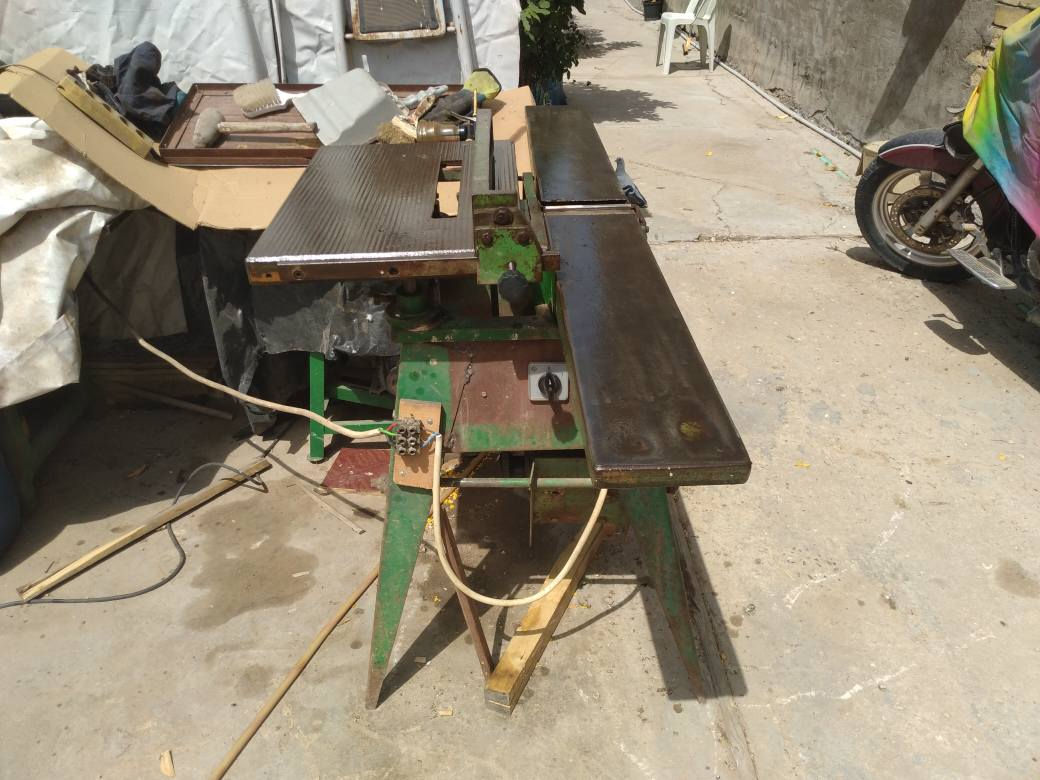 ماكنة نجأره رنده ومنشار  ماطور ثري فيس طول الجناح متر ونصف السعر ٤٥٠ العنوان بغداد ت*********** 
ت
