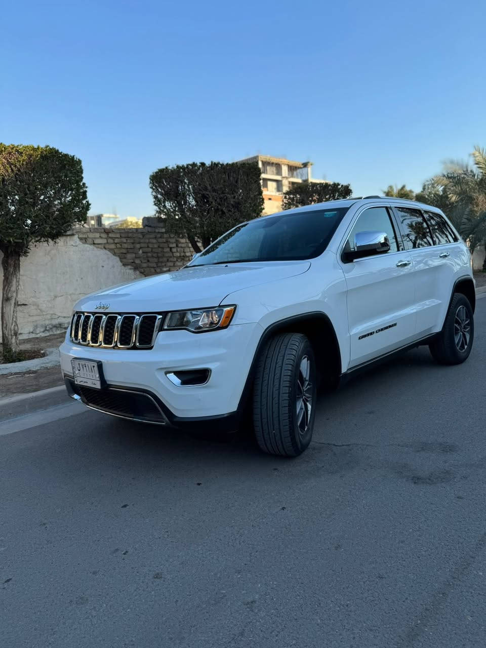 سلام عليكم 
جيب كراند شيروكي لمتدد 2019 4x4
ماشية 24 الف مشتريه زيروا ع ايدي 
ضرر جاملغ خلفي فقط  
1 سلايد +V6
2 بصمة +بصمة ابواب + تشغيل ع بعد 
3 جلد + تدفئة وتبريد كشنات وستيرن 
4 جنطة كهرباء + كامرة دوارة + حساسات
5شاشة جبيرة +ماوس +فول تحكمات ستيرن 
عليه ادامة كاملة + تخم تاير دلوب قبل شهر شاده
السيارة جديدة بمعنى الكلمة 
مكان السيارة حي الجامعة 
***********
