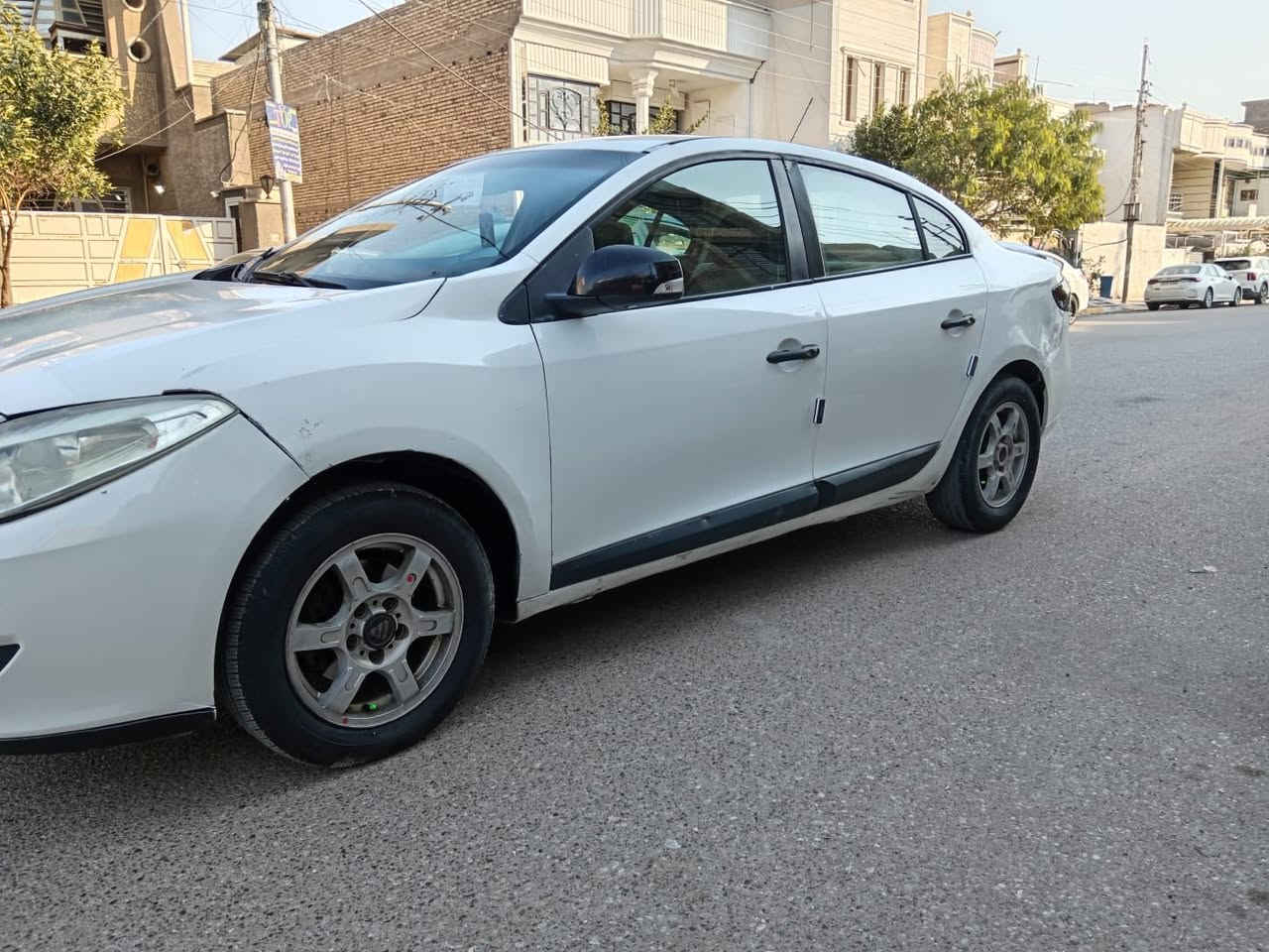 السلام عليكم رينو فلونس ٢٠١٢مكينه وكير مكفولات غرفه جديده شواصي جدد كهربئيات شغاله تخم تاير صدر زين سياره حلوه ترايهه ناعم بدون ضربه قويه بيهه صبغ حزام بدون خياس كير اوتو مكينه قبق اصفر المرغوب كير ميكانيك رقم دولي هزه جديده السعر ٤٦مكان السياره بغداد الحريه الاتصال ***********
