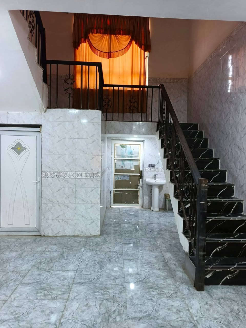 بيت مساحه 750متر مساحه البناء 200 والباقي حديقه البناء طابوق جمهوري البيت متكون من غرفتين ارضيه 5×4 وهول 10×4.5 ومطبخ 5.5×4.5 واستقبال 8.5×4.5 وطارمه والطابق الثاني متكون من غرفه 5×4 مع بيتونه 5×4.... ان بناء البيت حديث سنه 2024... يحتوي على كافه الخدمات... تبليط / ماء اساله / كهرباء / مولده حي / موقع البيت.. حي الرافدين قرب سيطره آثار بابل علما ان السند طابو 25 بأسمي
رقم الهاتف *********** او*********** 
علما اني مكلف بالنشر قفط.
