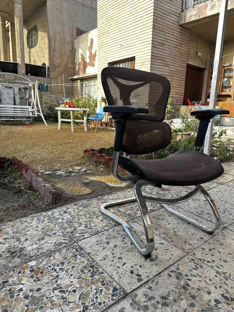 كرسي مكتبي للبيع
السعر ب٧٥ 
المكان شارع فلسطين 
***********
