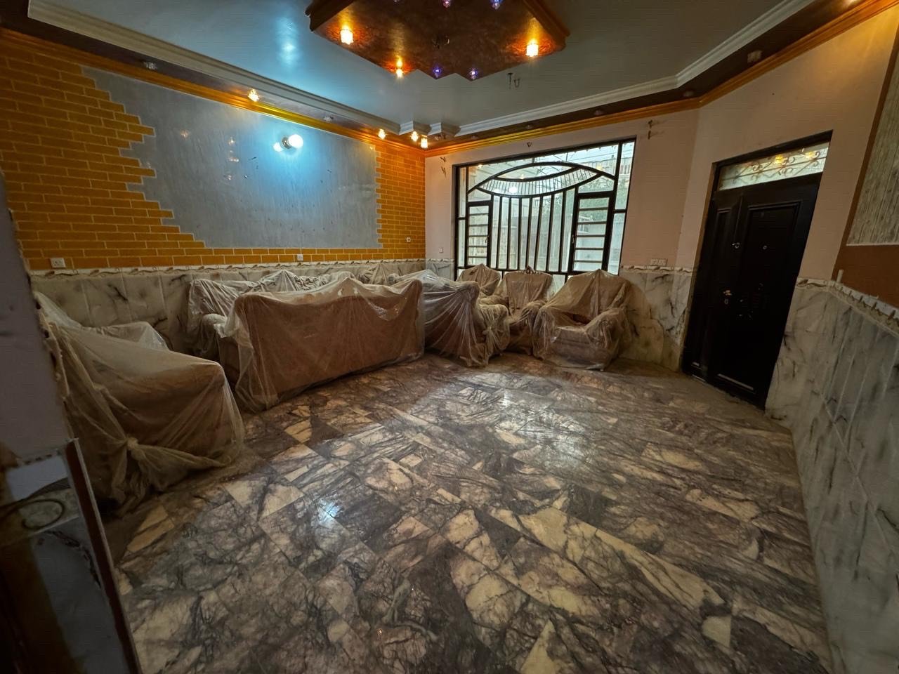 بيت مساحته 200. | 10*20

وجه البيت كله حجر  وبناء البيت 2020 

الطابق الارضي : حديقه خارجيه كراج ياخذ سيارتين.   استقبال وصاله ومطبخ وغرفة نوم. وحمام ومنور عدد 2 وحمام خارجي 

الطابق الاول : 3 غرفه وحده منهن ماستر جبيره وصاله وحمام ومخزن صغير 

الطابق الثاني : غرفه نوم وحده وسطحين

الوقع : الشعب خلف سوك شلال وبصف سوك الصبح صاير افرع عريض عرضه 25 متر.  